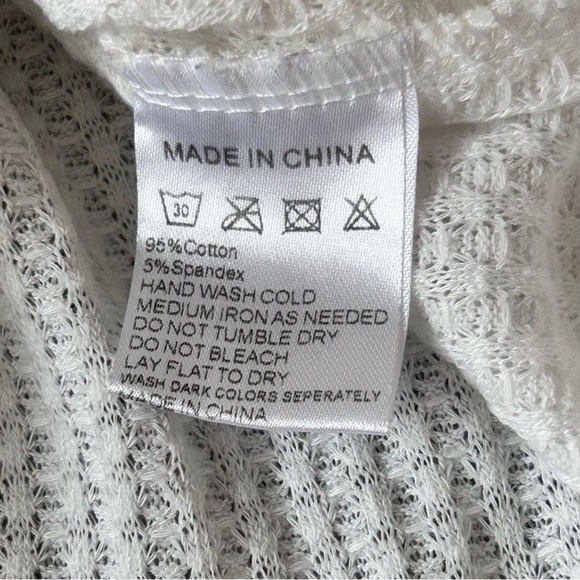 Flattering, perfect fitting light sweater - Picture 9 of 14